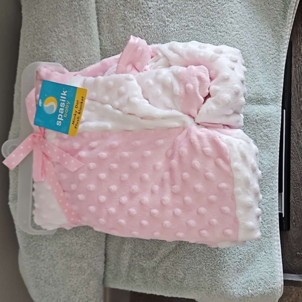 Soft pink and white plush baby blanket NWT